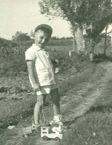 Neno xogando no camiño dos paxaros