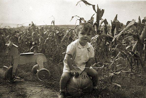 O Tempo da nenez: tempo de cabazas, cabaliños de madeira e felicidade. Anos 50