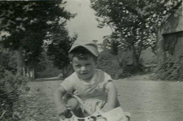 Curbeirense coa cocheira de Román ao fondo