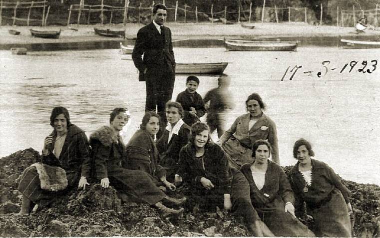 Grupo coa Area Morta ao fondo, 1923.