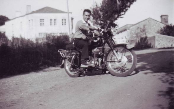 José Luis Piñeiro Castrillón coa súa Rieju de 200 cc