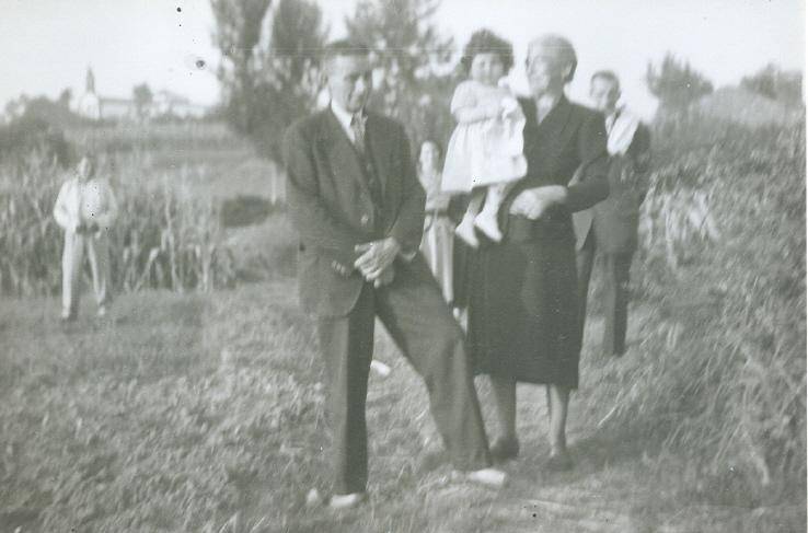 Avós con neta no camiño dos paxaros