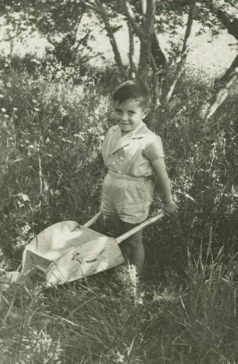 Neno con carretilla no Curbeiro