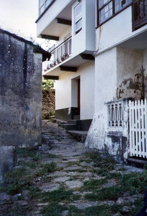 O caleixón da Area Morta dende a praia