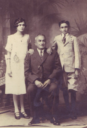 Nicolás Martínez Cabaleiro con dous dos seus fillos. Isla Mujeres (Yucatán-México), 1923