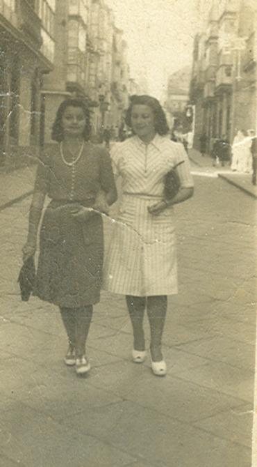 Rosa e Purita polas rúas de Ferrol, anos 40