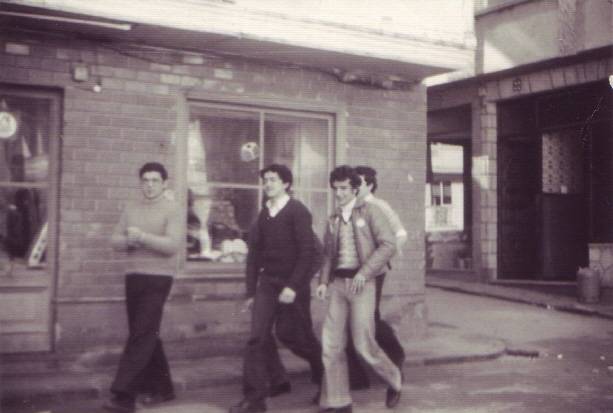 Caamoucanos de paseo polas rúas de Pontedeume, 1977