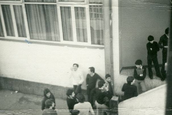 Caamoucanos en Luis Vives (Pontedeume) collendo o bono do bus.