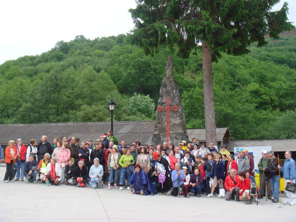 03 En Triacastela Diante Do Monumento A Santiago