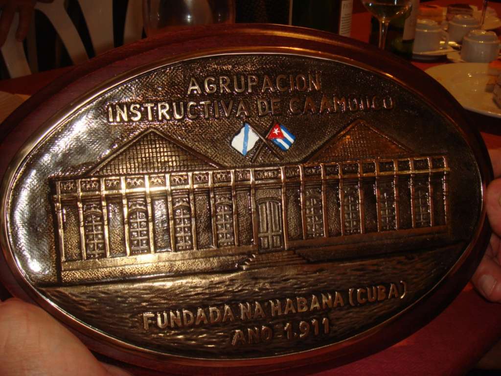 12 Placa de agasallo a Ernesto