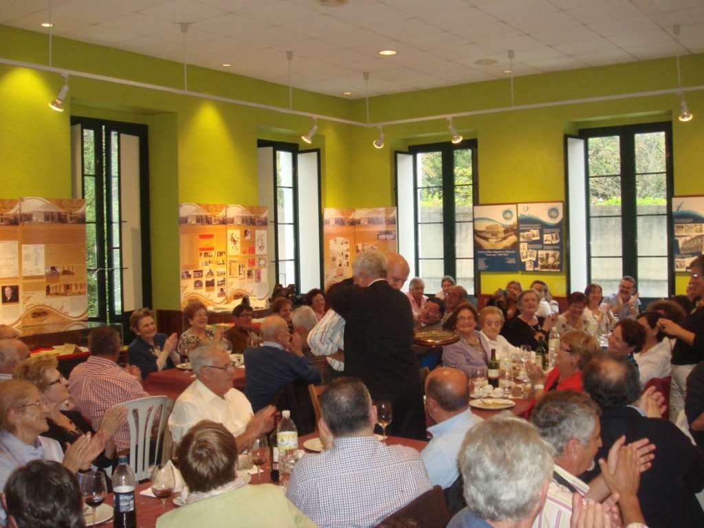 16 Cacabelos  entregando a plcaca a Ernesto