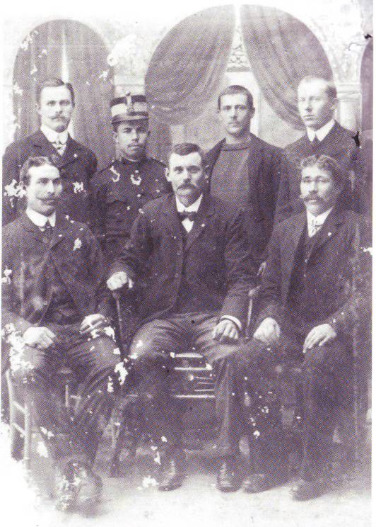 Julio Fernández vestido de carabineiro, xunta uns mariñeiros suecos. 1910