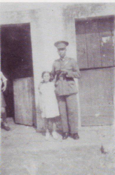 Julio Fernández e unha nena que salvou de morrer afogada