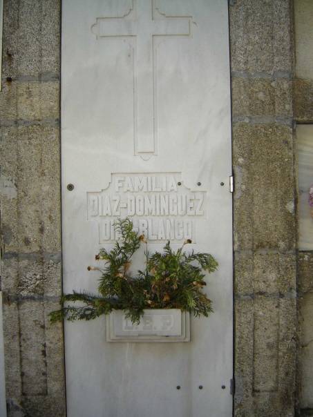 Cemiterio de Pontedeume. Nicho onde repousan os restos dos oito asasinados en Caamouco.