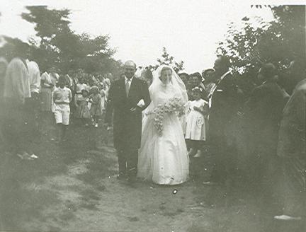 Marisa Vilar Goicoechea co seu pai Dionisio Vilar o día da súa voda