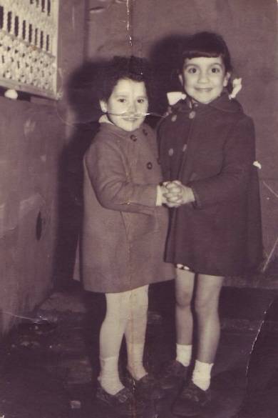 Flora Casal Sandá cunha amiga nas festas do Carmen, 1960