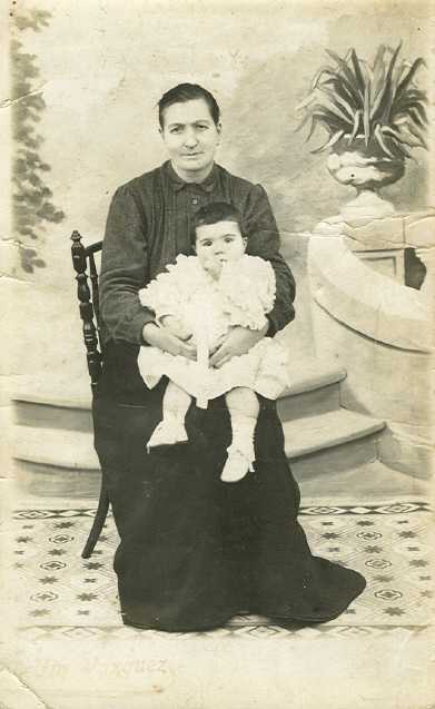 Candelaria López Casteleiro cunha das súas netas