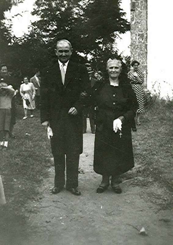 Dionisio Vilar e Concha Amado na voda dos seus fillos Marisa e Luis, 1953