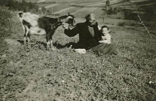 Concha Martínez López cun dos seus netos e a súa cabra.