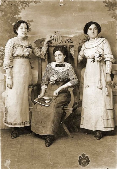 Pura, Concha e  Filá, 1910