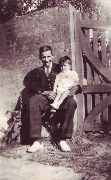 Domingo Pérez López cun dos seus netos