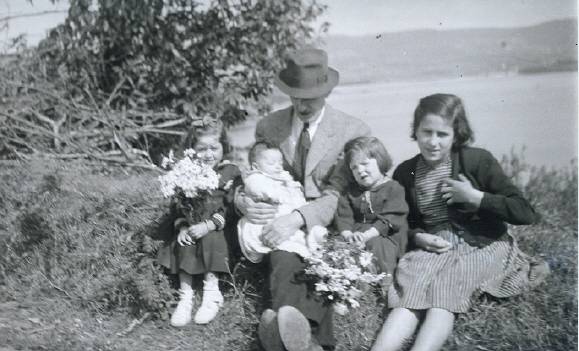 José Martínez López coas súas fillas Blanca e Fina  e os seus sobriños Carlos e Conchita