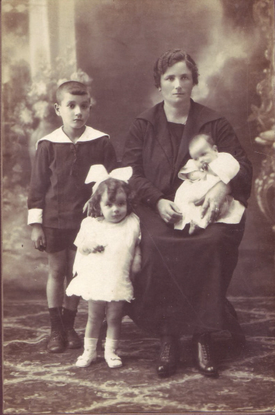 Olimpia Bonome Martínez cos seus fillos: Serafin (no colo), Antonio e Fina.