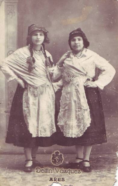 María Luisa Castrillón Martínez e unha amiga.