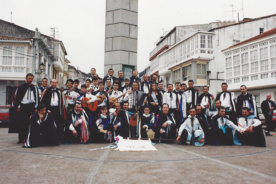 A Rondalla Trovadores diante do Piruli
