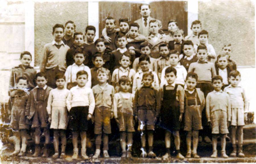 Grupo da Escola de Nenos, preto do 1950