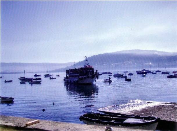 Chegada ás amarras da lancha dos arquitectos