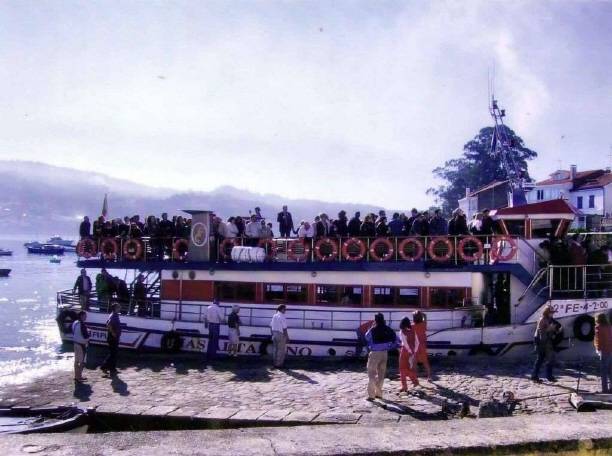 Atraque da lancha dos arquitectos no peirao de Redes